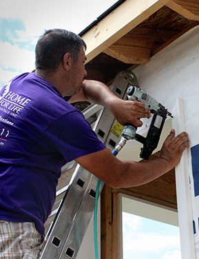 picture of skilled laborer building a sunroom